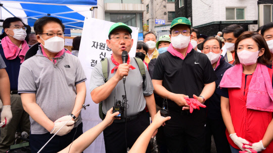 지난 8월11일 수해 복구 자원봉사를 위해 오전 서울 동작구 사당동을 찾은 국민의힘 주호영(가운데) 비상대책위원장이 발언하고 있다.<국회사진기자단·연합뉴스>